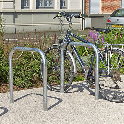 Râtelier vélo au sol avec 2 arceaux antivol pour 3 vélos