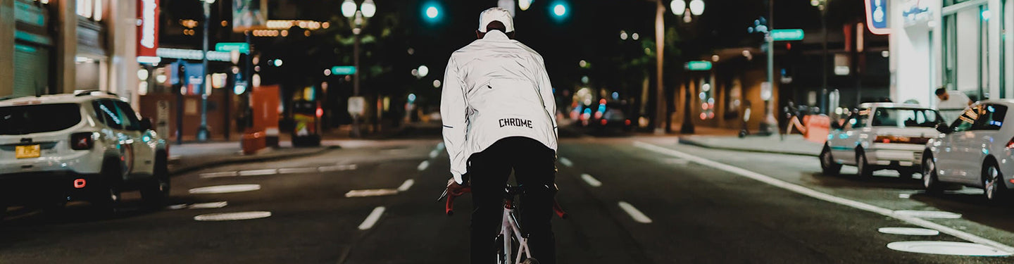 Cycliste équipé d'accessoires vélo pour être visible la nuit